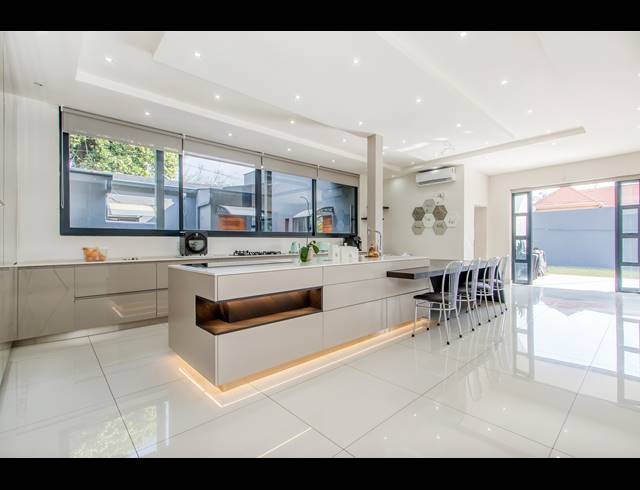 5 BEDROOM HOUSE FOR SALE IN HOUGHTON ESTATE